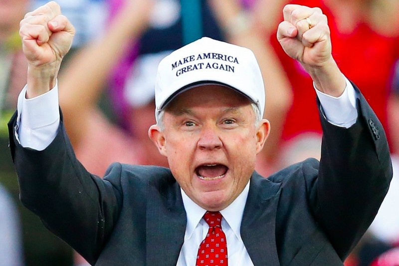 Jeff Sessions, američki državni tužilac, za medije je već mesecima takodje ‘’sumnjivo lice’’, a mogao bi biti i za istražitelja Muellera. Prvobitno je upravo Session bio u kombinaciji da u ime Kongresa bude na Muellerovom mestu i rukovodi timom koji će istraživati upletenost Rusije u američke izbore. To se medjutim nije dogodilo jer je i državni tužilac, pod zakletvom (!), lagao kada je pitan da li je i sam imao kontakte sa Rusima tokom kampanje 2016.